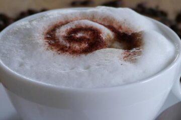 Bild zeigt Beitragsheader: Cappuccino - populäres Kaffeegetränk