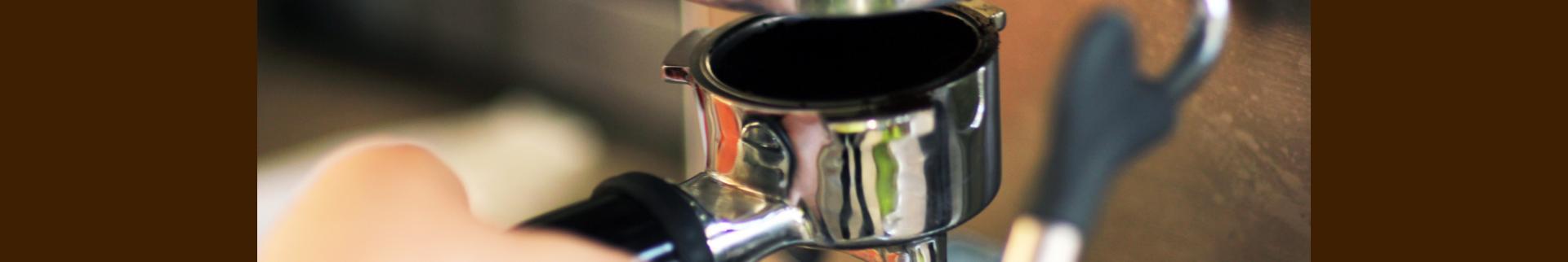 Bild zeigt Beitragsheader: An wen wende ich mich bei Problemen mit der Kaffeemaschine
