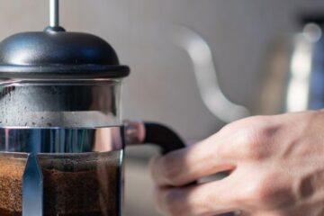Bild zeigt den Beitragsheader zum Thema: French Press Kaffee - Die Kunst der handgebrühten Aromenvielfalt
