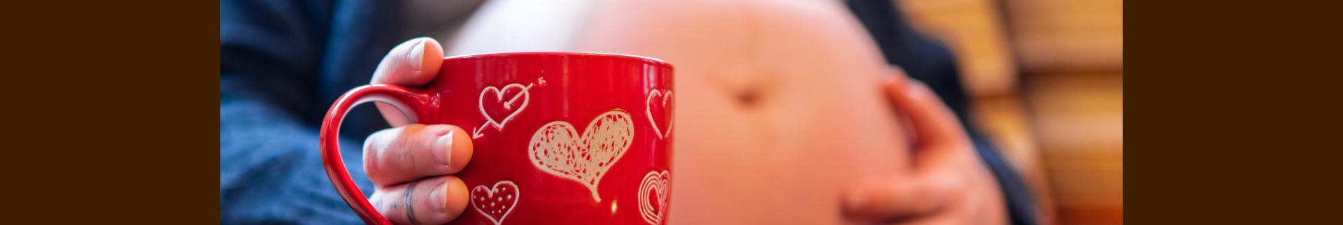 Bild zeigt den Beitragsheader zum Thema: Kaffee in der Schwangerschaft